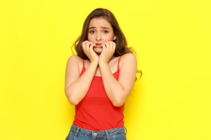 Почему подростки грызут ногти: причины, советы психолога